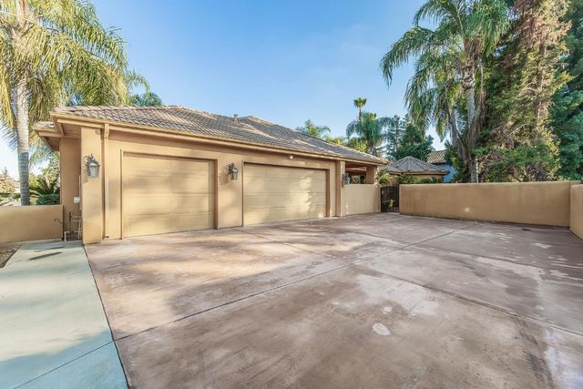2135 SE Cottonwood Circle, Visalia, CA 93277