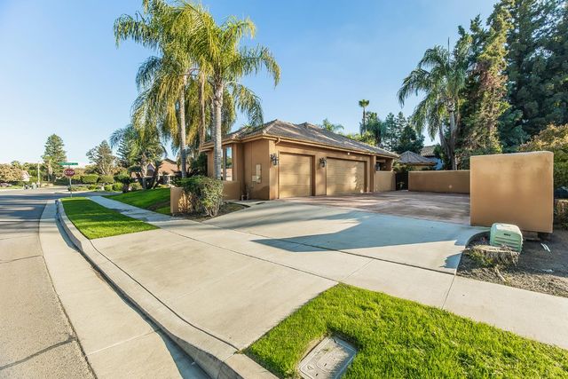 2135 SE Cottonwood Circle, Visalia, CA 93277