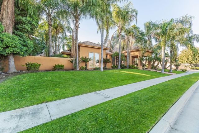 2135 SE Cottonwood Circle, Visalia, CA 93277