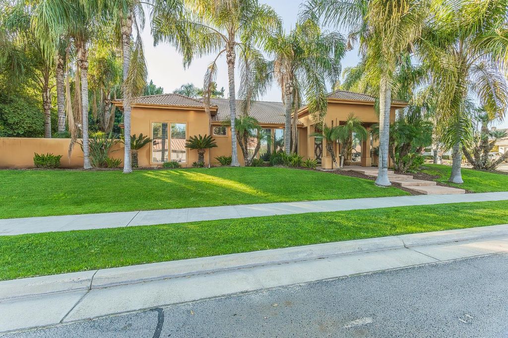 2135 SE Cottonwood Circle, Visalia, CA 93277