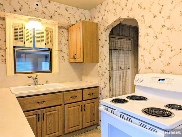 32 Sylvan Avenue, Bergenfield, NJ 07621
