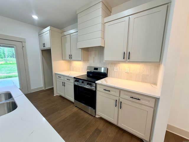 6812 N Detonti, Bauxite, AR 72011