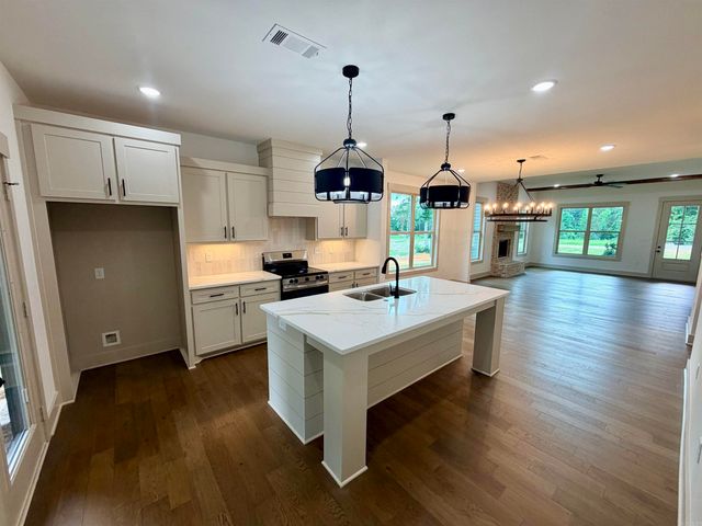 6812 N Detonti, Bauxite, AR 72011