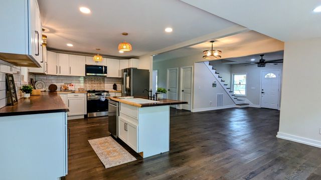 210 Pap Johnson Cir, Gainesboro, TN 38562