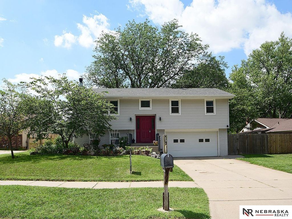 601 Teakwood Drive, Lincoln, NE 68510