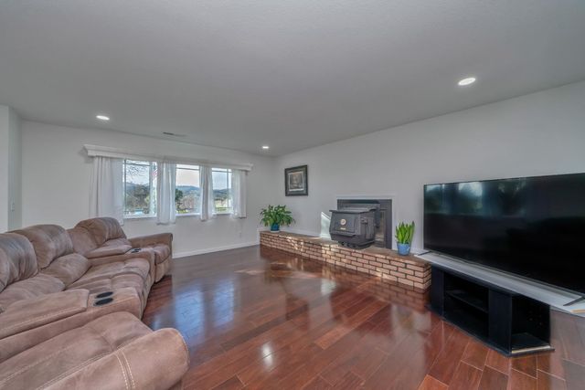 2367 Ponderosa Rd, Rescue, CA 95672