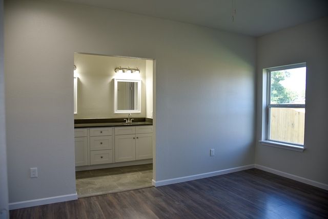 1602 N McDonald Avenue, Decatur, TX 76234