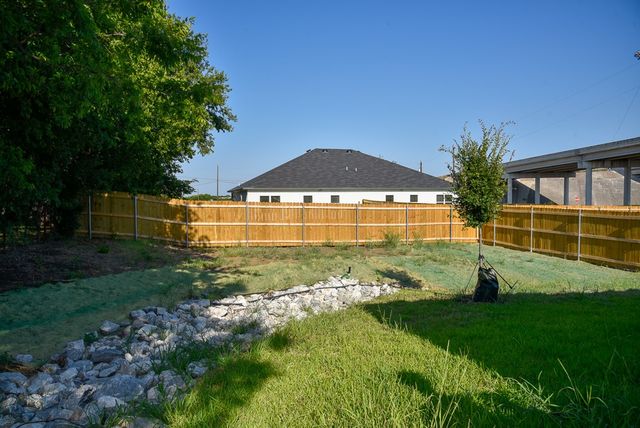 1602 N McDonald Avenue, Decatur, TX 76234