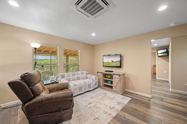 6925 White Hills LN, Marble Falls, TX 78654