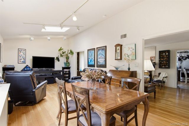 118 Magnolia, Westbury, NY 11590
