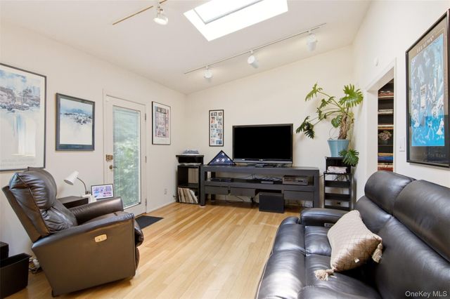 118 Magnolia, Westbury, NY 11590