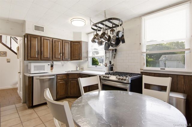 118 Magnolia, Westbury, NY 11590