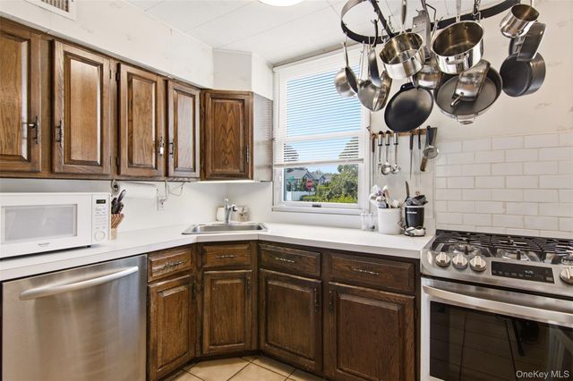 118 Magnolia, Westbury, NY 11590