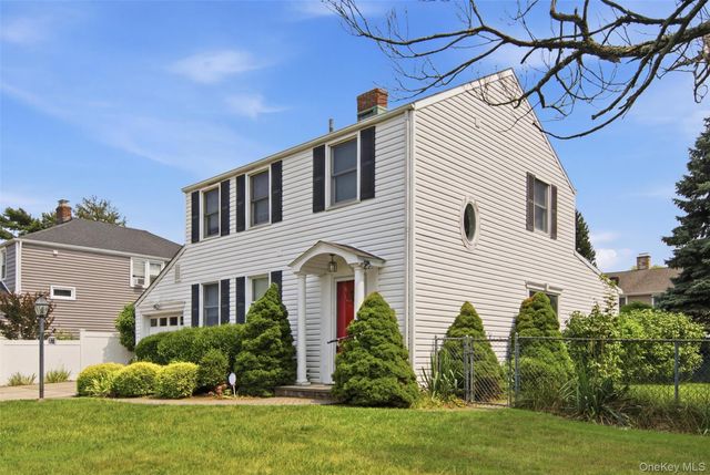 118 Magnolia, Westbury, NY 11590