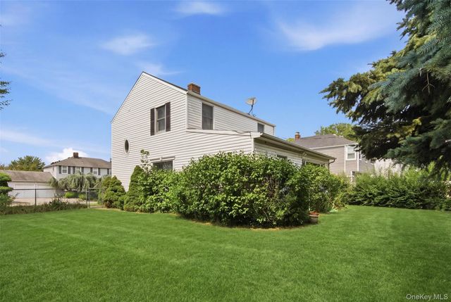 118 Magnolia, Westbury, NY 11590