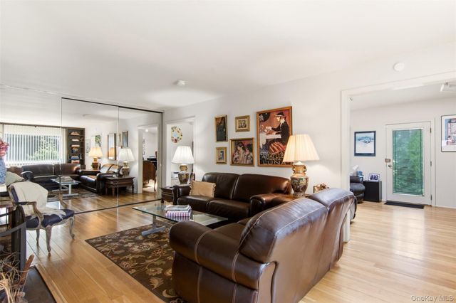118 Magnolia, Westbury, NY 11590