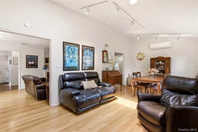 118 Magnolia, Westbury, NY 11590