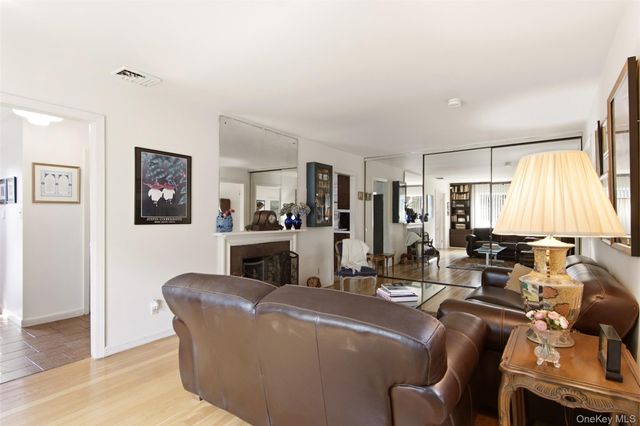 118 Magnolia, Westbury, NY 11590