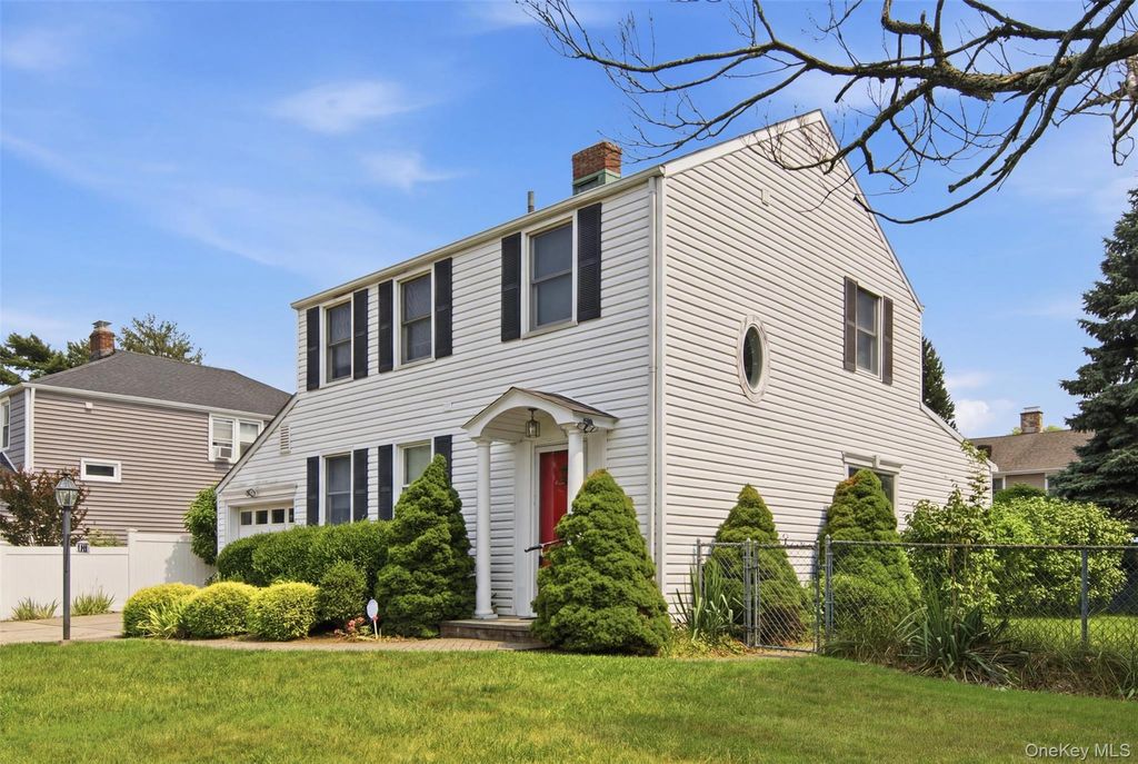118 Magnolia Street, Westbury, NY 11590 — photo 3