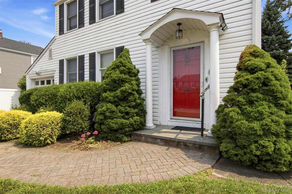118 Magnolia Street, Westbury, NY 11590 — photo 4