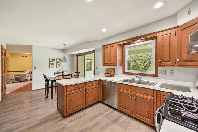 S40W22816 Sommers Hills DRIVE, Waukesha, WI 53189