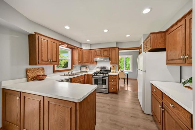 S40W22816 Sommers Hills DRIVE, Waukesha, WI 53189