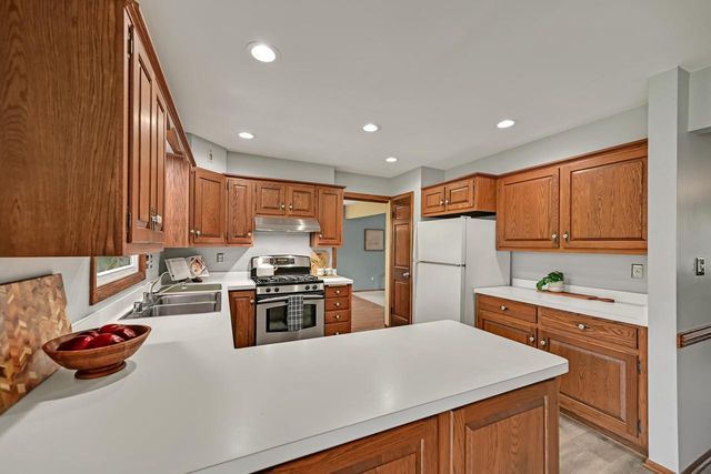 S40W22816 Sommers Hills DRIVE, Waukesha, WI 53189