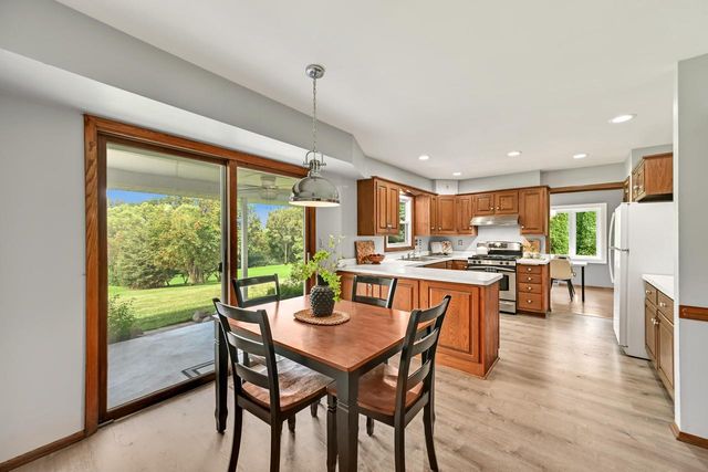 S40W22816 Sommers Hills DRIVE, Waukesha, WI 53189