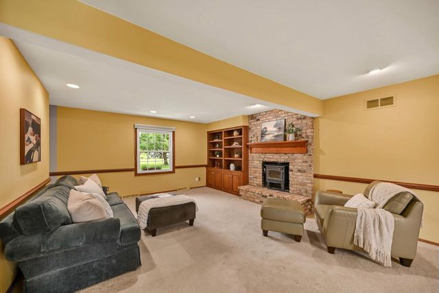 S40W22816 Sommers Hills DRIVE, Waukesha, WI 53189