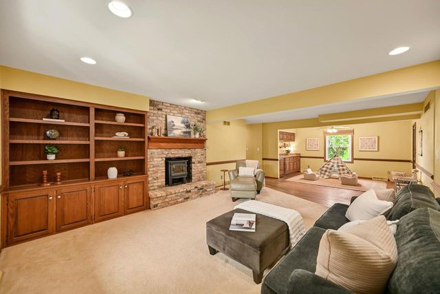 S40W22816 Sommers Hills DRIVE, Waukesha, WI 53189
