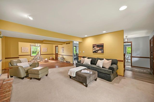 S40W22816 Sommers Hills DRIVE, Waukesha, WI 53189