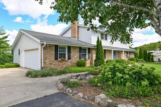 S40W22816 Sommers Hills DRIVE, Waukesha, WI 53189