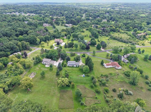 S40W22816 Sommers Hills DRIVE, Waukesha, WI 53189