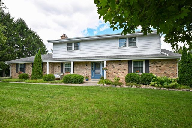 S40W22816 Sommers Hills DRIVE, Waukesha, WI 53189