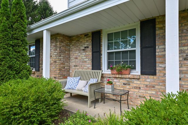 S40W22816 Sommers Hills DRIVE, Waukesha, WI 53189