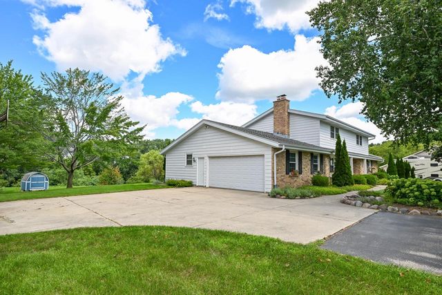 S40W22816 Sommers Hills DRIVE, Waukesha, WI 53189