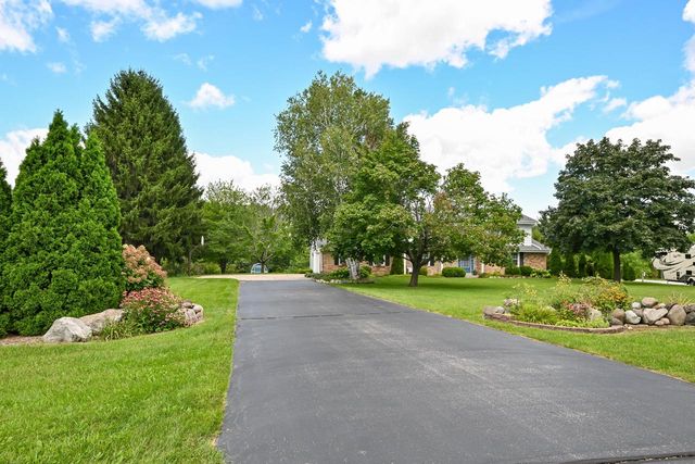 S40W22816 Sommers Hills DRIVE, Waukesha, WI 53189