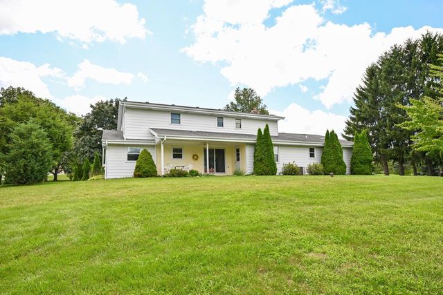 S40W22816 Sommers Hills DRIVE, Waukesha, WI 53189