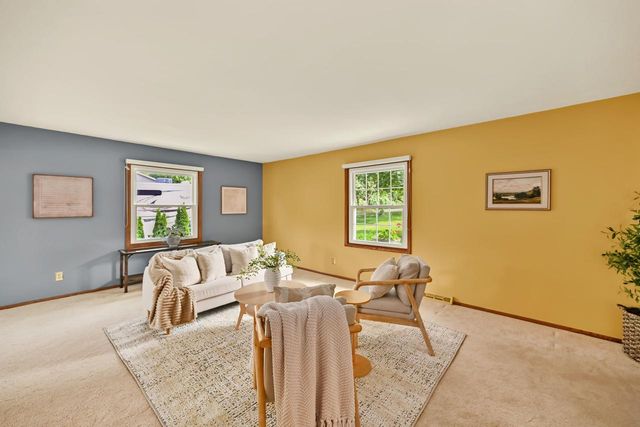 S40W22816 Sommers Hills DRIVE, Waukesha, WI 53189