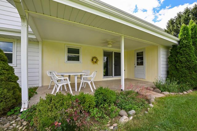 S40W22816 Sommers Hills DRIVE, Waukesha, WI 53189