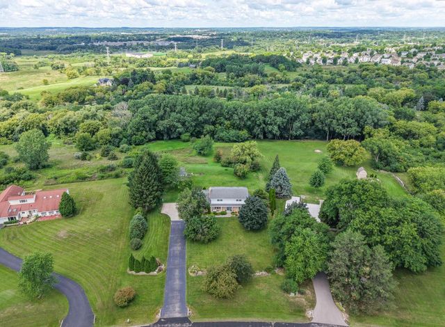 S40W22816 Sommers Hills DRIVE, Waukesha, WI 53189