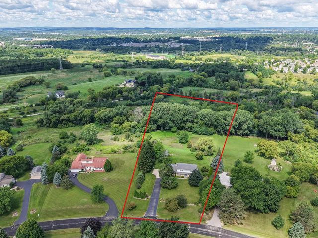 S40W22816 Sommers Hills DRIVE, Waukesha, WI 53189