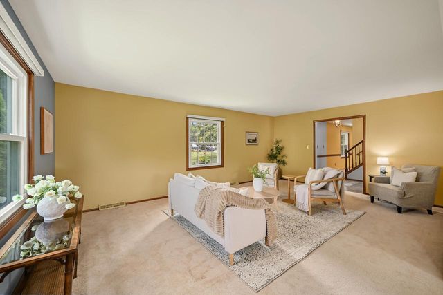 S40W22816 Sommers Hills DRIVE, Waukesha, WI 53189