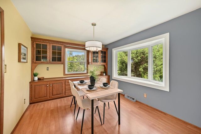 S40W22816 Sommers Hills DRIVE, Waukesha, WI 53189