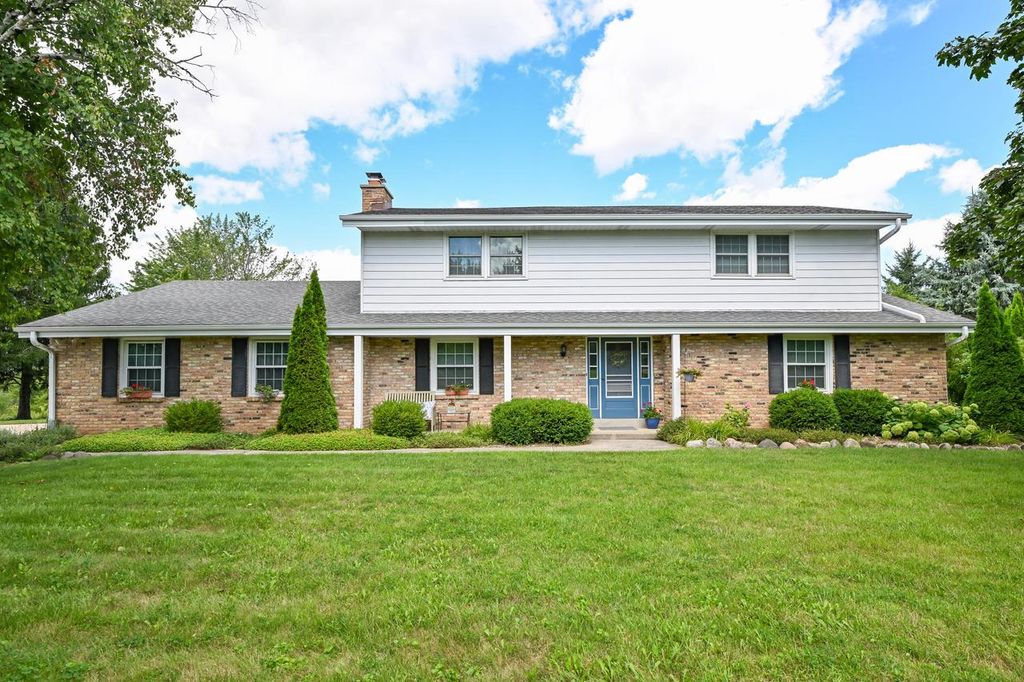 S40W22816 Sommers Hills DRIVE, Waukesha, WI 53189