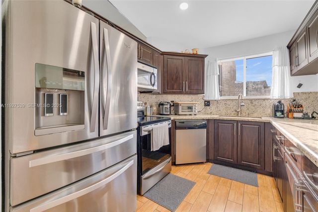 15529 SW 99th Ter, Miami, FL 33196