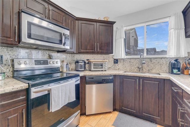 15529 SW 99th Ter, Miami, FL 33196