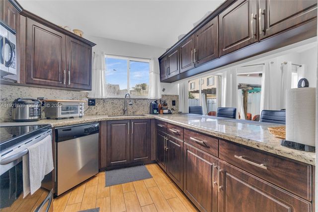 15529 SW 99th Ter, Miami, FL 33196