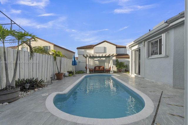 15529 SW 99th Ter, Miami, FL 33196