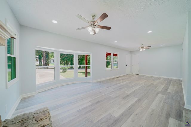 214 Oak Ridge Drive, Byron, GA 31008